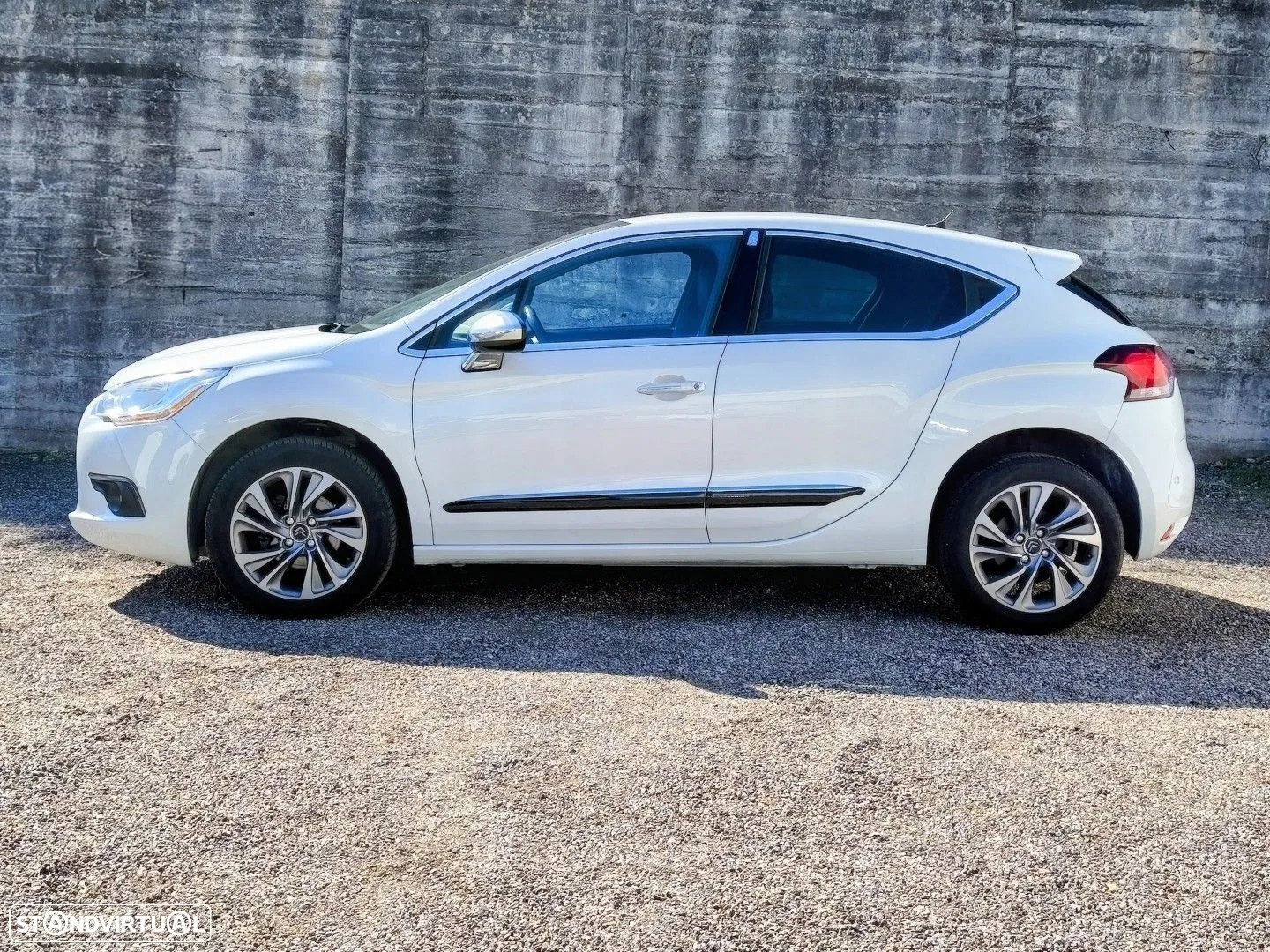 2015 Citroën DS4 1.2 PureTech So Chic, photograph 2
