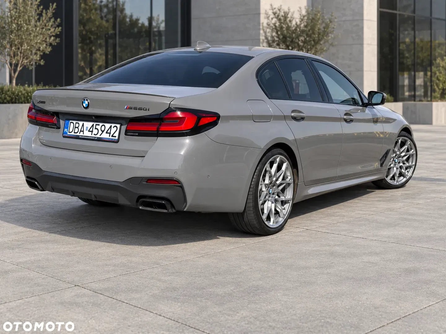 2021 BMW Seria 5 M550i xDrive, photograph 3