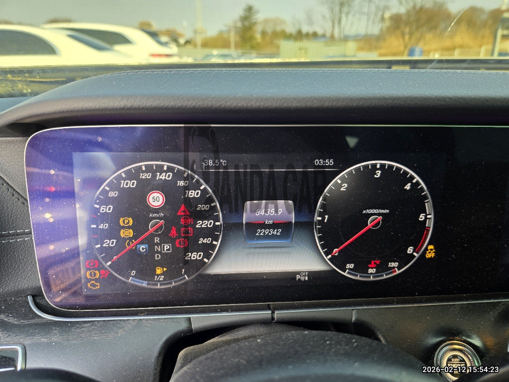 2017 Mercedes-Benz E220 d Coupe, photograph 3