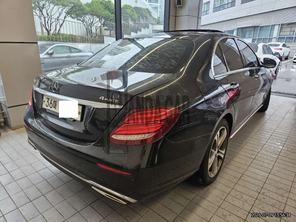 2017 Mercedes-Benz E300 4Matic, photograph 3