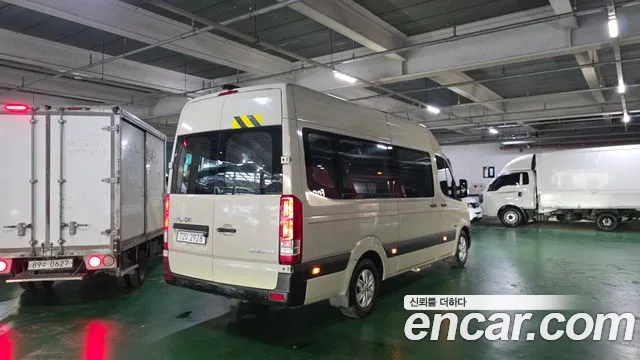 2015 Hyundai Solati 15-seater, photograph 6