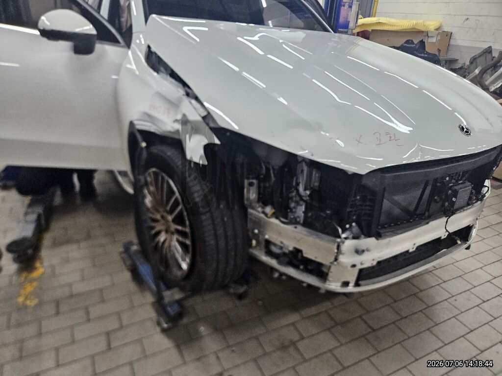 2025 Mercedes-Benz GLC300 4MATIC, photograph 2