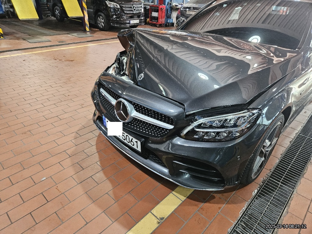 2020 Mercedes-Benz C300 e 4MATIC, photograph 3