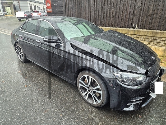 2021 Mercedes-Benz E350 4MATIC, photograph 2