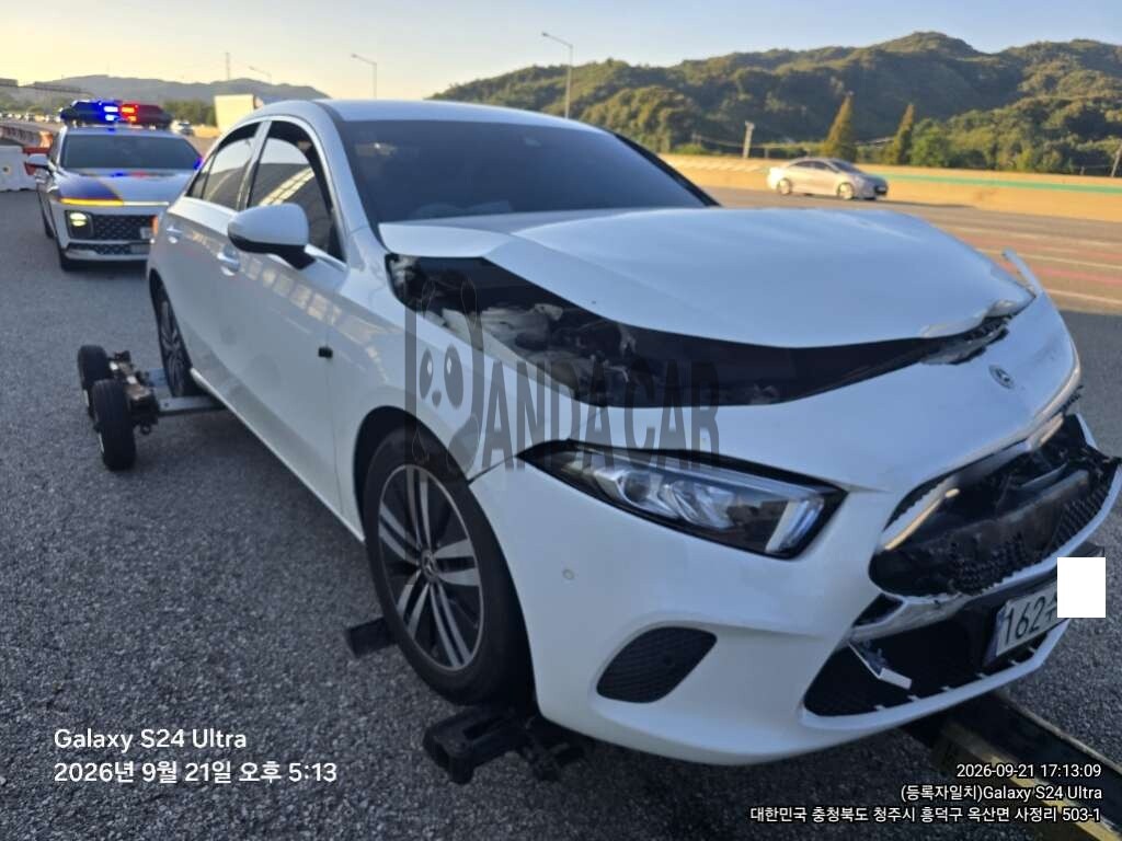 2022 Mercedes-Benz A200 d Sedan, photograph 2