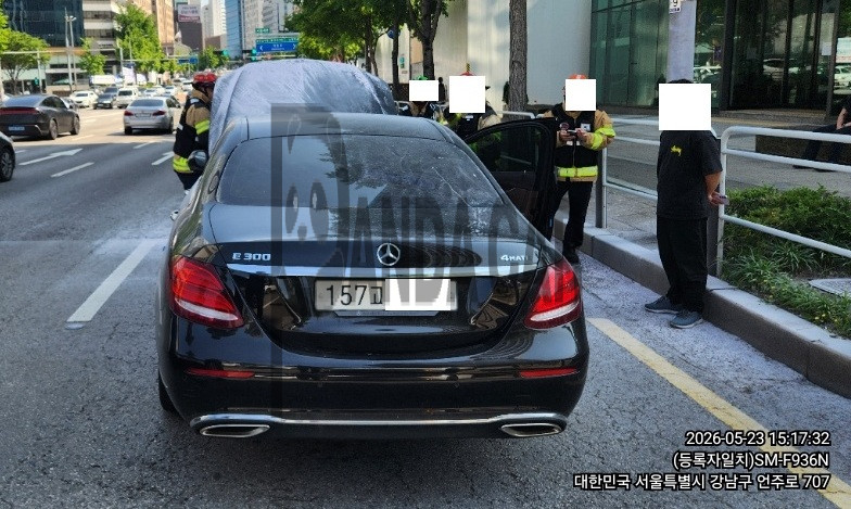 2017 Mercedes-Benz E300 4Matic, photograph 1