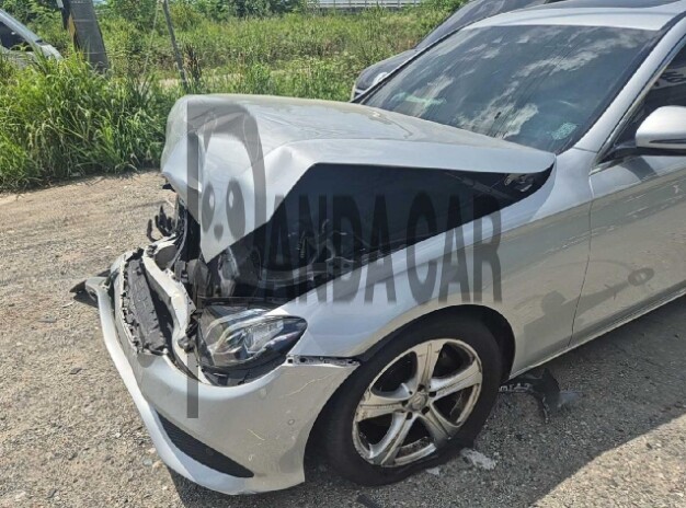 2017 Mercedes-Benz E200, photograph 3