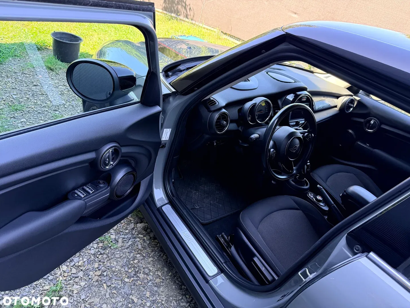 2019 MINI Cooper Standard, photograph 3