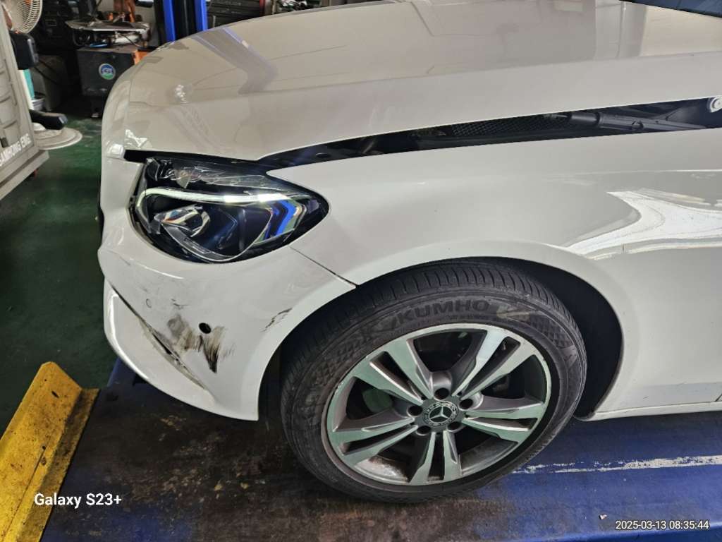 2018 Mercedes-Benz C200, photograph 3
