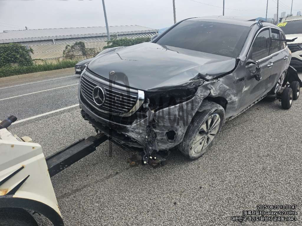 2021 Mercedes-Benz EQC400 4MATIC, photograph 4