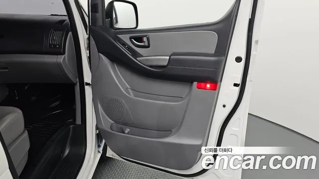 2020 Hyundai Starex 4WD Wagon 12-Seater, photograph 1