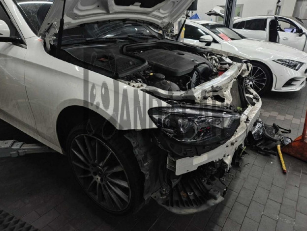 2021 Mercedes-Benz E350 4MATIC, photograph 4