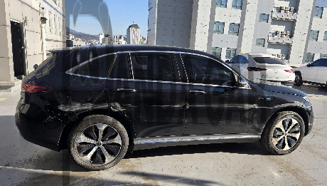 2020 Mercedes-Benz EQC 400 4MATIC, photograph 3
