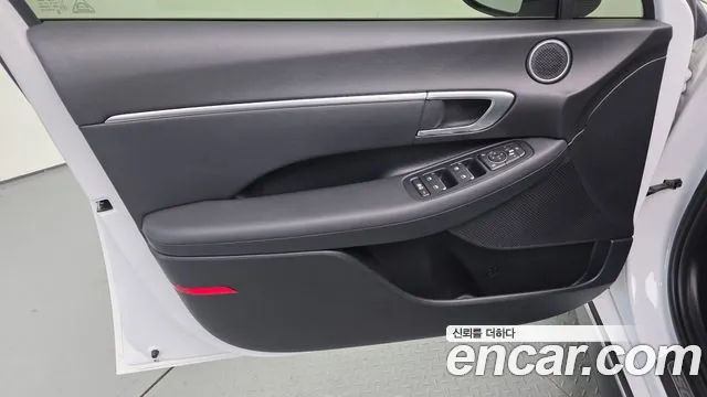 Hyundai Sonata 2.0 — photo 1 of 31