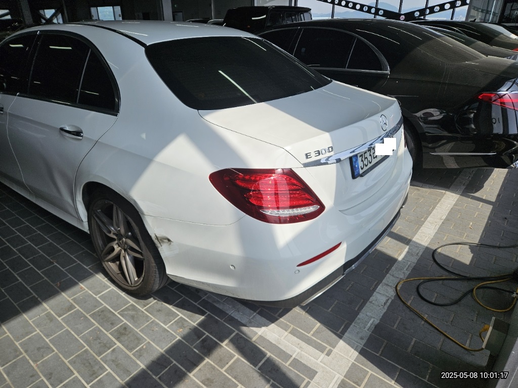 2020 Mercedes-Benz E 300 4MATIC, photograph 3