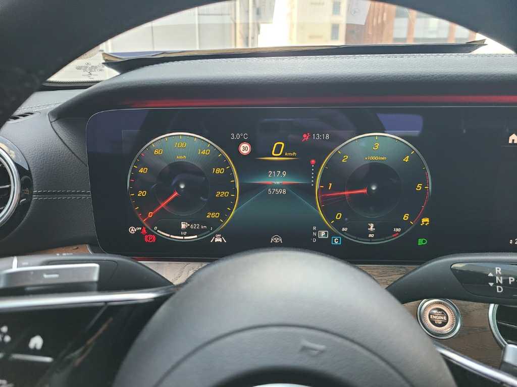 2021 Mercedes-Benz E220 d 4MATIC, photograph 2