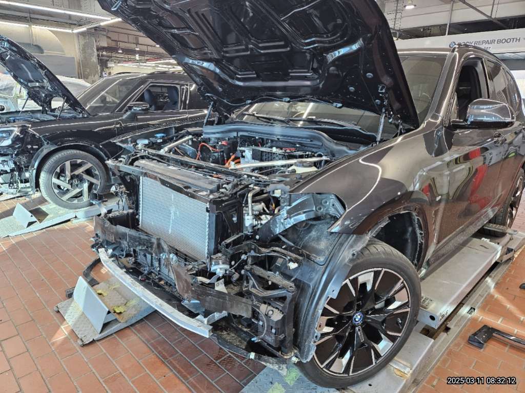 2024 BMW iX3 M Sport, photograph 5