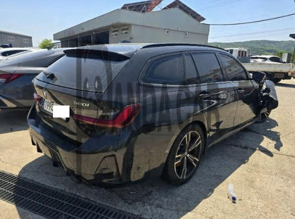 2023 BMW 320i Touring, photograph 2