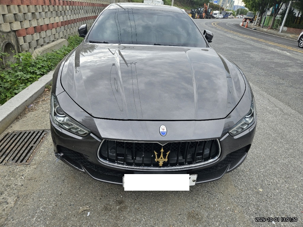 2016 Maserati Ghibli, photograph 2