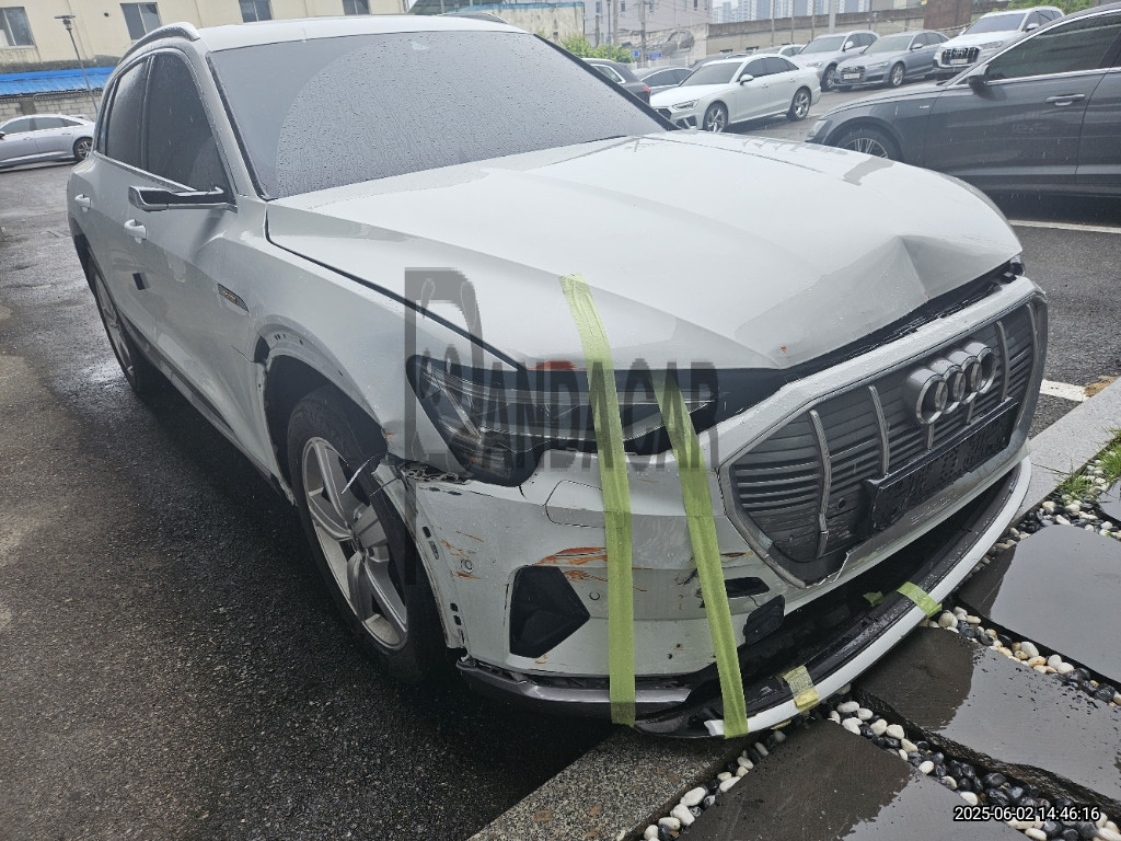 2022 Audi e-tron 50 quattro, photograph 2