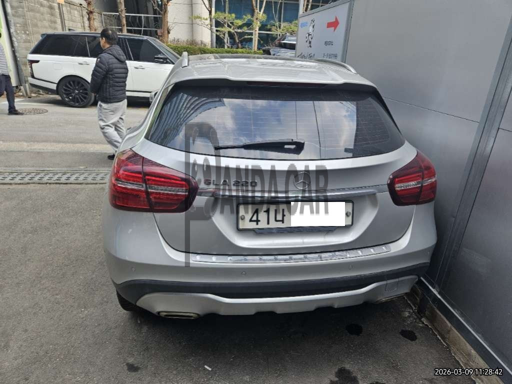 2018 Mercedes-Benz GLA220, photograph 2