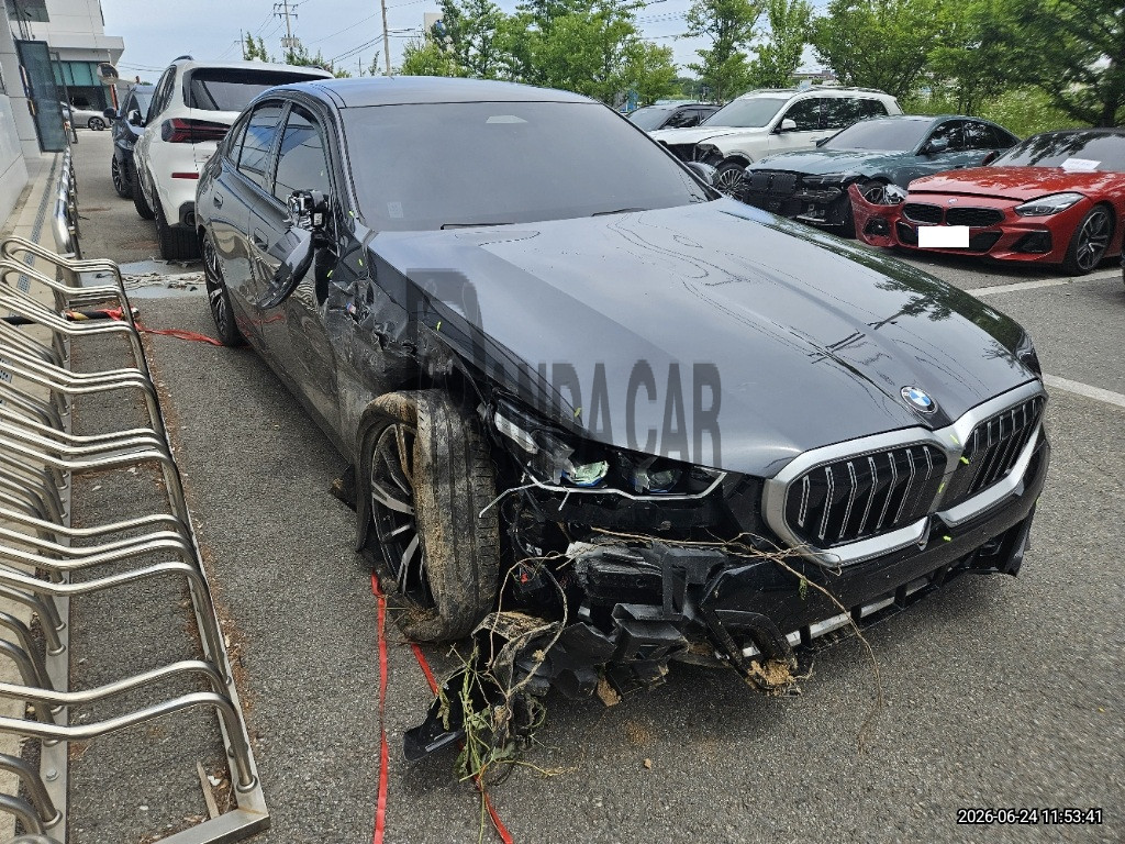 2025 BMW 530i xDrive, photograph 3