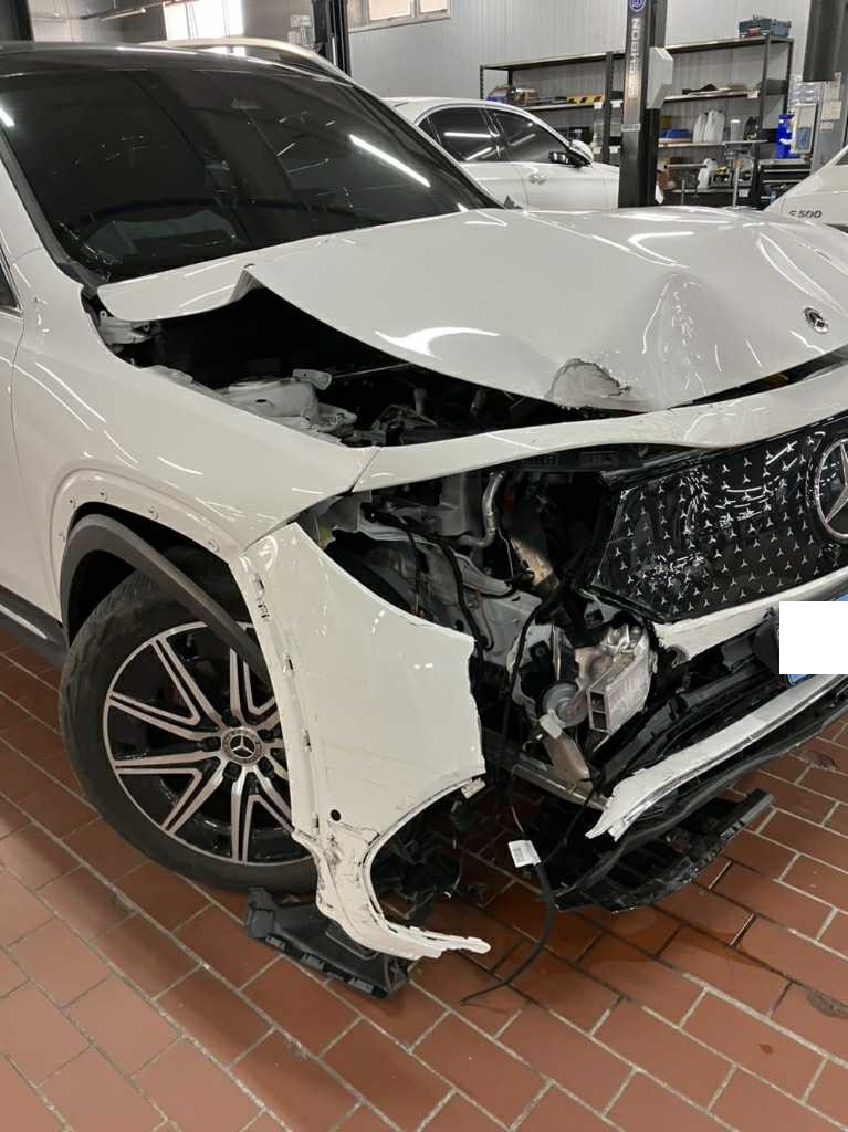 2025 Mercedes-Benz EQB 300 4MATIC, photograph 5