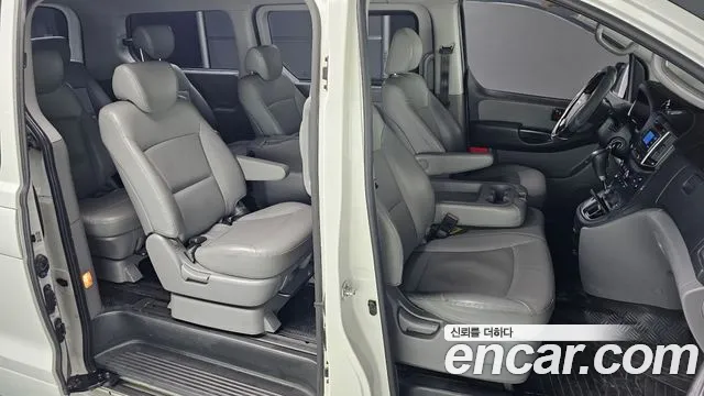2017 Hyundai Starex 4WD 12-Seater Wagon, photograph 4