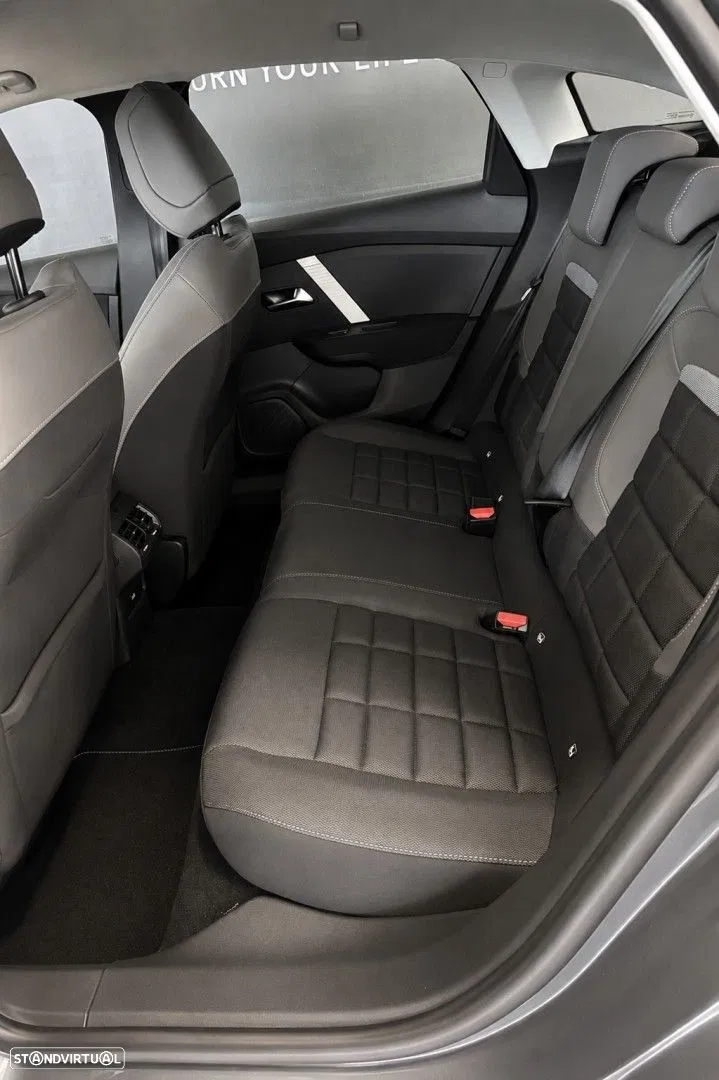 2025 Citroën e-C4 136 PLUS, photograph 8
