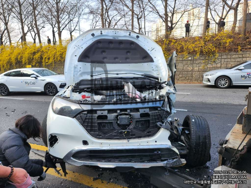 2023 Mercedes-Benz EQE350 4MATIC SUV, photograph 4