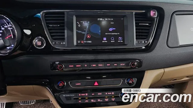 Kia Canival 9-Seater Hi-Limousine — photo 1 of 31