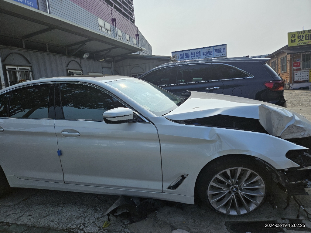 2022 BMW 520i, photograph 1