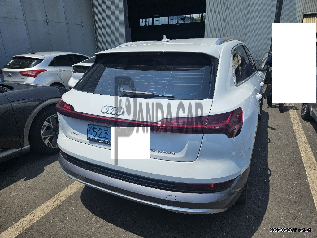 2022 Audi e-tron 50 quattro, photograph 4