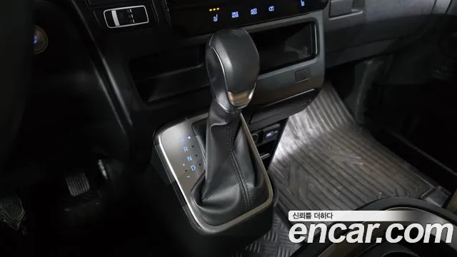 2022 Hyundai Staria Cargo 5-Seater, photograph 2