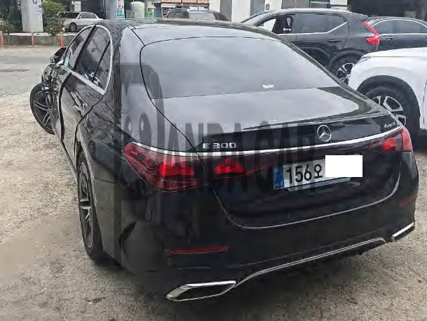 2025 Mercedes-Benz E 300 4MATIC, photograph 2