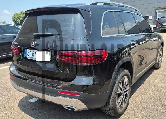 2024 Mercedes-Benz GLB200 d, photograph 2