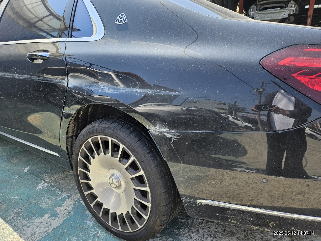 2018 Mercedes-Benz MercedesMaybach S560 4Matic, photograph 3