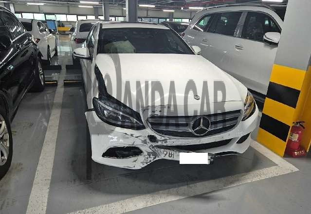 2017 Mercedes-Benz C200, photograph 2