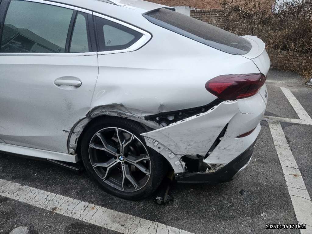2021 BMW X6 xDrive40i, photograph 3