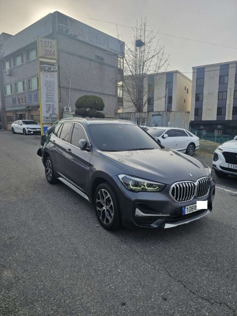 2022 BMW X1 xDrive20i, photograph 3