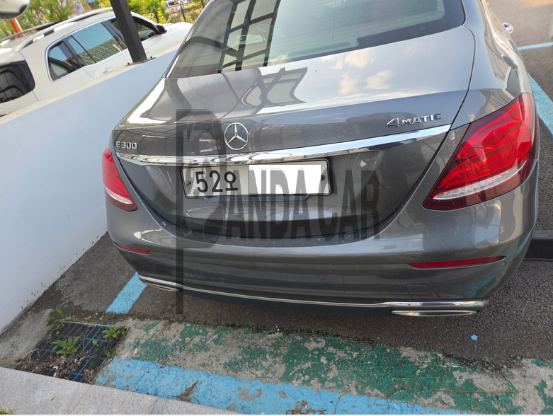 2019 Mercedes-Benz E300 4Matic, photograph 3