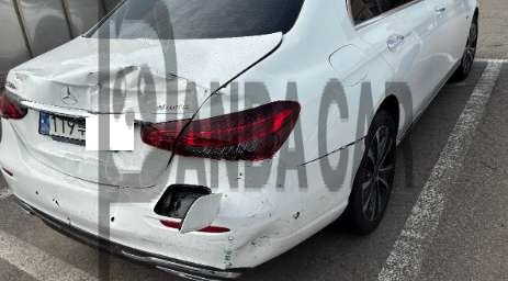 2021 Mercedes-Benz E300 e 4MATIC, photograph 3