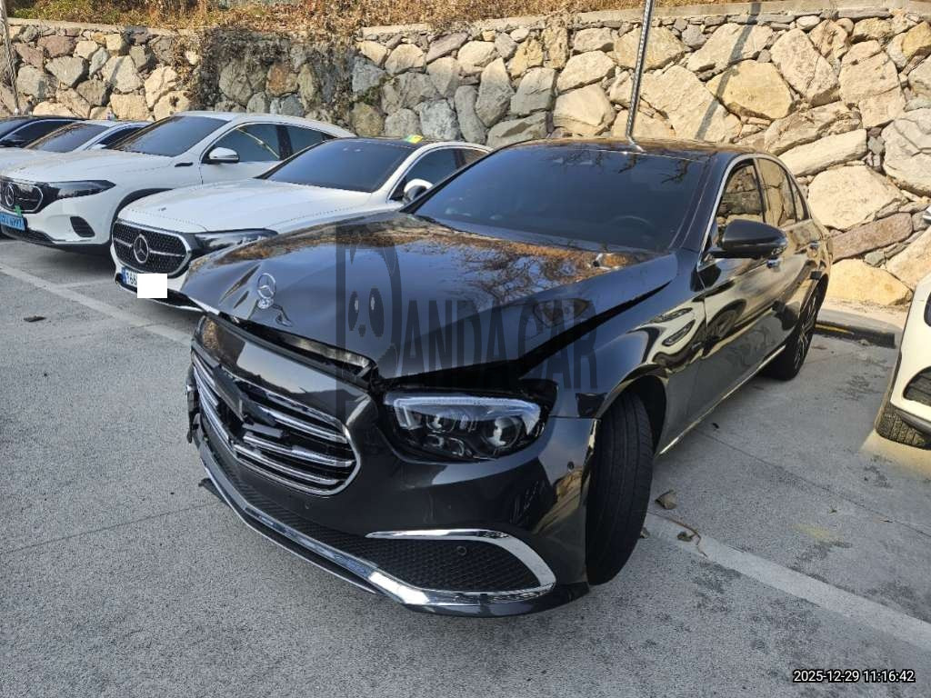 2021 Mercedes-Benz E300 e 4MATIC, photograph 3