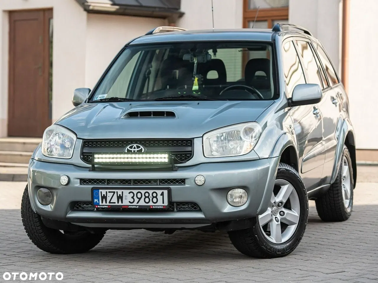 Toyota RAV4 D-4D 4x4 Executive — photo 1 of 27