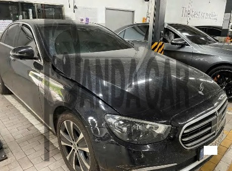 2021 Mercedes-Benz E300 e 4MATIC, photograph 2