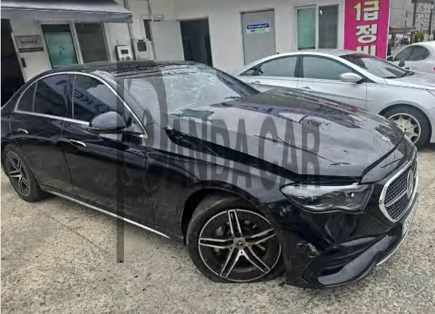 2025 Mercedes-Benz E 300 4MATIC, photograph 4