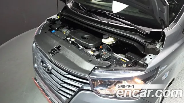 2021 Hyundai Starex Van 3-Seater, photograph 2