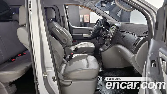 2014 Hyundai Starex 5-Seater VAN, photograph 3