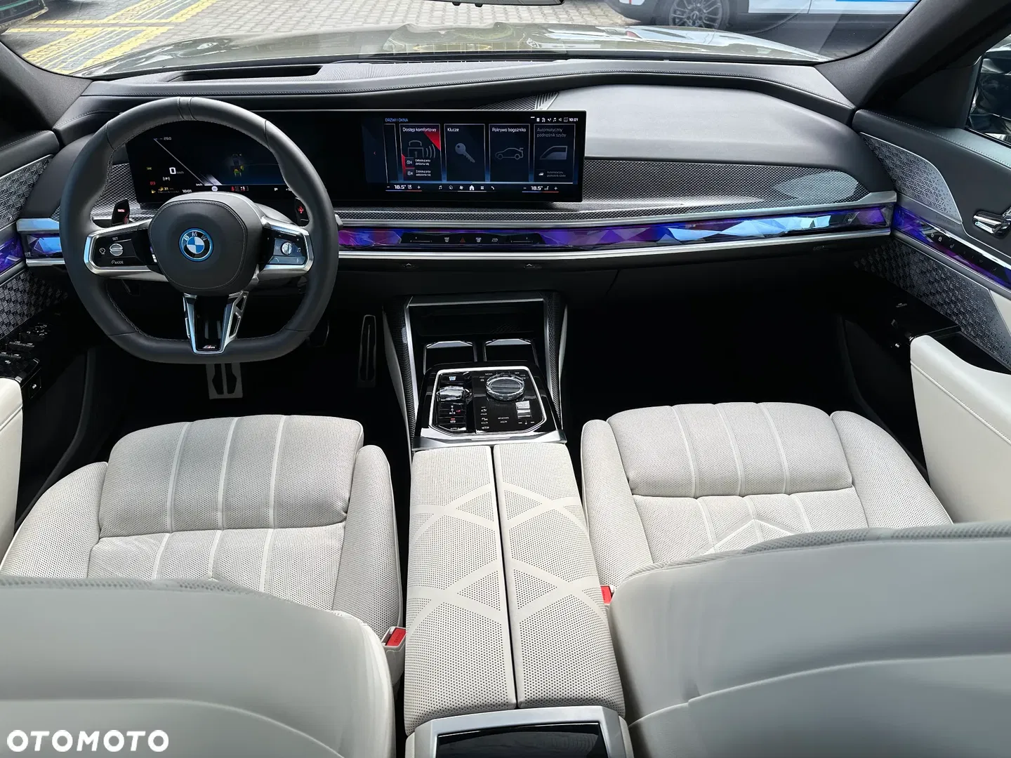 2025 BMW Seria 7 M760e PHEV xDrive Individual Edition sport, photograph 8