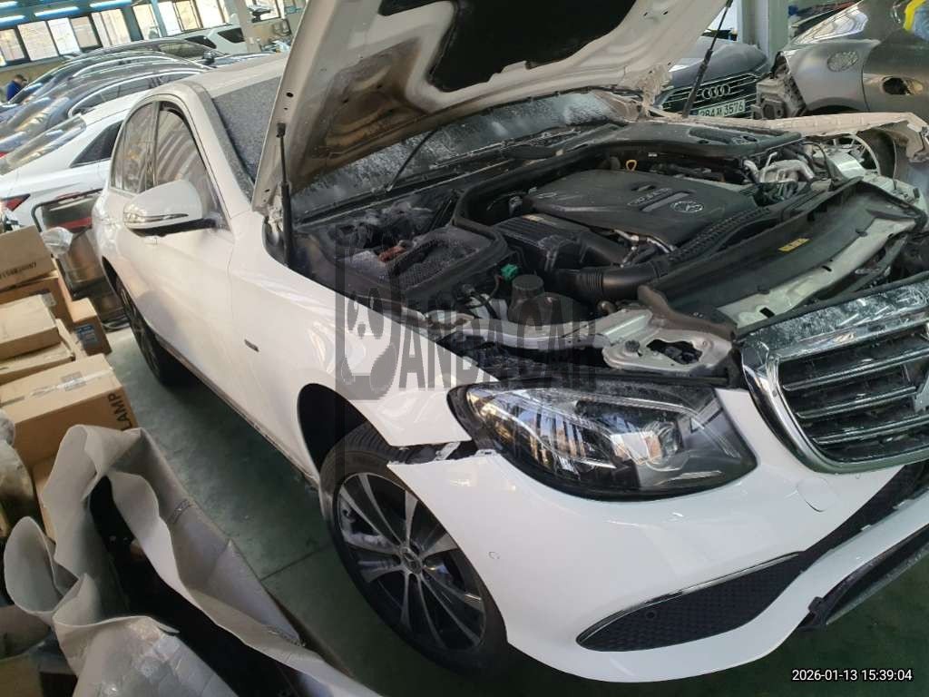 2020 Mercedes-Benz E300 e 4MATIC, photograph 4
